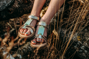 detailfoto van groene, blinkende sandelen en groengelakte teennageltjes in de zon-communie-lentefeest-groeifeest-spontane kinderfotografie-by Ilse Wagemakers-Fotografils-fotograaf-Kalmthout