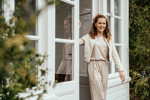 meisje komt lachend uit een prieel-vormsel-lentefeest-groeifeest-kinderfotografie-Fotografils-by Ilse Wagemakers-fotograaf-Kalmthout