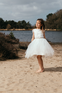 meisje zwiert met haar jurkje, foto genomen bij het water in de zon-communie-lentefeest-groeifeest-spontane kinderfotografie-by Ilse Wagemakers-Fotografils-fotograaf-Kalmthout