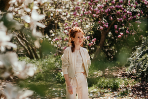 portret van meisje bij bloesem-lentefeest-communie-groeifeest-kinderfotografie-Fotografils-by Ilse Wagemakers-fotograaf-Kalmthout
