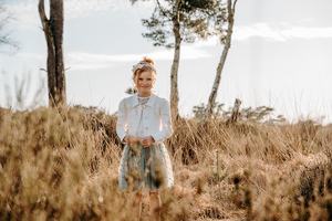 portret van meisje in de heide-communie-lentefeest-groeifeest-spontane kinderfotografie-by Ilse Wagemakers-Fotografils-fotograaf-Kalmthout