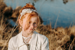 portret van meisje bij het water in heidegebied-communie-lentefeest-groeifeest-spontane kinderfotografie-by Ilse Wagemakers-Fotografils-fotograaf-Kalmthout