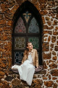 meisje poseert in raam van oud torengebouw-communie-lentefeest-groeifeest-vormsel-kinderportret-by Fotografils-Ilse Wagemakers-fotograaf-Brasschaat