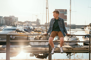 jongen poseert bij golden hour met op de achtergrond het MAS-vormsel-communie-lentefeest-portretfotografie-by Ilse Wagemakers-Fotografils-fotograaf-Antwerpen