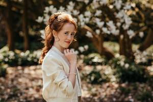 portret van meisje bij magnoliabloesem-lentefeest-communie-groeifeest-kinderfotografie-Fotografils-by Ilse Wagemakers-fotograaf-Kalmthout