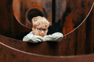 portret van jongen in cortenstaal kunstwerk-communie-lentefeest-groeifeest-vormsel-portretfotografie-by Fotografils-Ilse Wagemakers-fotograaf in Essen
