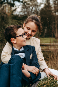 broer en zus in een omhelzing in de natuur-lentefeest-communie-vormsel-groeifeest-kindefotografie-Fotografils-by Ilse Wagemakers-fotograaf-Kalmthout