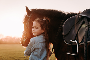 portret van meisje met pony in weide bij zonsondergang-lentefeest-spontane kinderfotografie-Fotografils-by Ilse Wagemakers-fotograaf-Essen