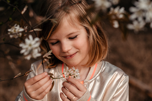 close portret van meisje met bloesem-lentefeest-communie-groeifeest-kinderfotografie-Fotografils-by Ilse Wagemakers-fotograaf-Kalmthout