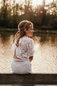 dromerig portret van meisje bij het water tijdens golden hour-communie-lentefeest-groeifeest-vormsel-kinderportret-by Fotografils-Ilse Wagemakers-fotograaf-Brasschaat