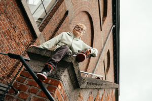 buitenportret van jongen vanuit kikvorsperspectief-communie-lentefeest-groeifeest-vormsel-portretfotografie-by Fotografils-Ilse Wagemakers-fotograaf in Essen