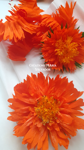 fleurs typiques du Mexique, cempasuchil  et dahlia, décoration fleurs en papier crépon orange et jaune