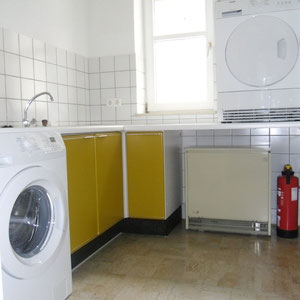 Hausarbeitsraum mit Waschmaschine und Trockner