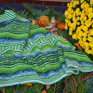 Grüne Cordula / Farbzusammenstellung sowie Tuch gestrickt und fotografiert von Simone Dittmer.