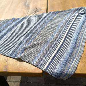 Denim Basic / Tuch gestrickt und fotografiert von Irmtraud Röder