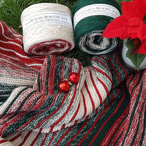 Weihnachtsleuchti / Farbzusammenstellung sowie Tuch gestrickt und fotografiert von Birgit Wendt