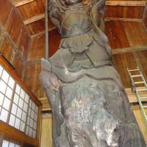 二人の仏師が樹齢７００年から１０００年ほどの巨木に七福神を彫刻しました。