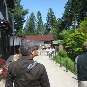 次の目的地、千光寺へ。奥に見えるのが寺宝館。
