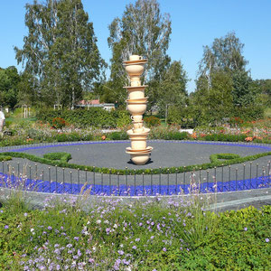 Geschirr-Turm-Skulptur