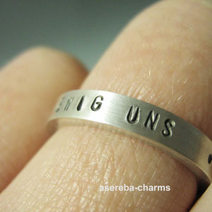 Ring c): schmaler Sterlingsilber-Ring (925) mit Zitat