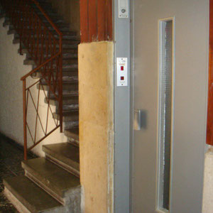 Cage d'escalier et ascenseur