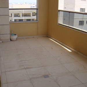 Balcon, la table et les chaises sont rangees