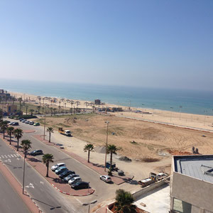 sur la côte, la plage à pieds