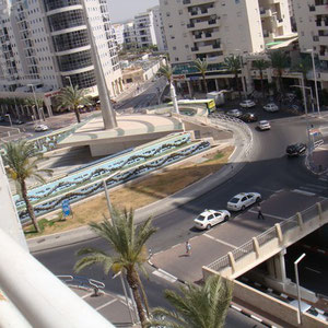 Place centrale avec fontaine