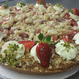 Käsekuchen mit frischen Erdbeeren