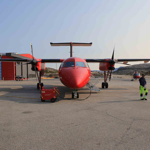 Mit einer kleinen "Dash-8" nach Ilulissat