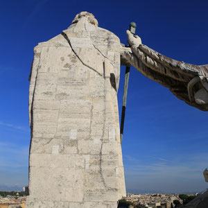 Skulptur auf dem Dach des Petersdoms