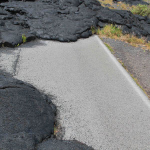 Hier und da sieht man noch ein Stück Straße unter der Lava hervorblitzen