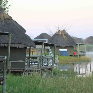 Wohnzelte am Kwando River