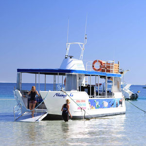 Glasbodenboot in der Bucht von Coral Bay