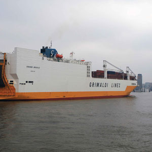 Frachtschiff auf der Elbe