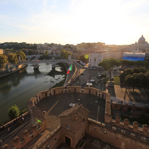 Blick von der Engelsburg über den Tiber