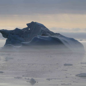 Skurrile Skulptur im Nebel