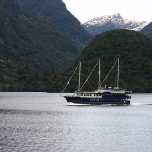 Ausflugsschiff auf dem Doubtful Sound