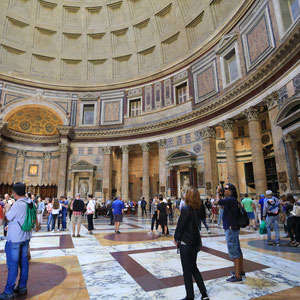 Im Inneren des Pantheon