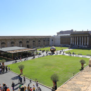 Blick auf einen Platz in den Vatikanischen Museen