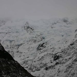 Eiswand über dem Mueller Glacier