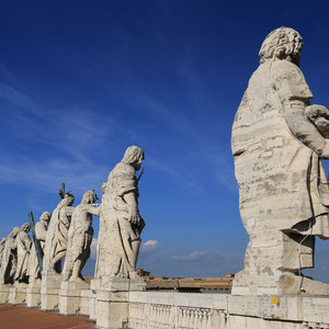 Skulpturen auf dem Dach des Petersdoms