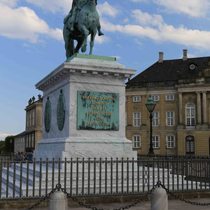 Statue auf dem Platz vor Schloss Amalienborg