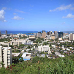 Blick auf Honolulu Downtown vom Rand des Punchbowl Crater