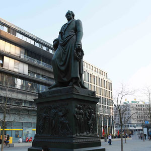 Goetheplatz mit Denkmal