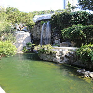 Künstlicher Wasserfall im Hong Kong Park