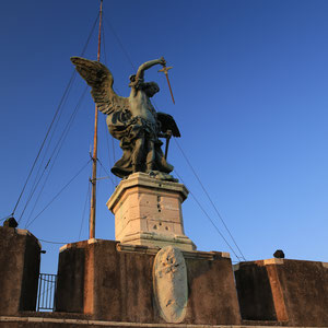 Engelsfigur auf dem Dach der Engelsburg