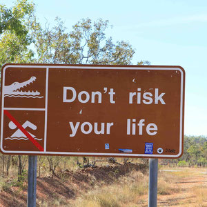 Schon bei der Einfahrt in den Kakadu das erste Warnschild