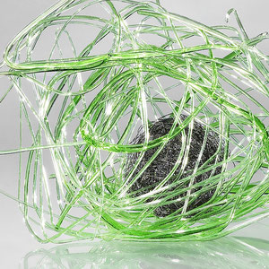 Cocoon I, Glasstringer heiß modelliert, Artista-Glas, Metalldraht, D: ca. 24 cm, Foto: Markus Steur