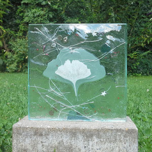 Grabstein (-Teil) Ginko, Floatglas, Fusing-Technik, 15x15x2 cm
